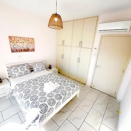 Samos Center, 2br Sleeps 4 * Limassol