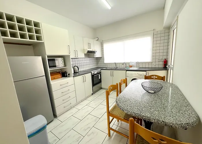 Samos Center, 2br Sleeps 4 * Limassol